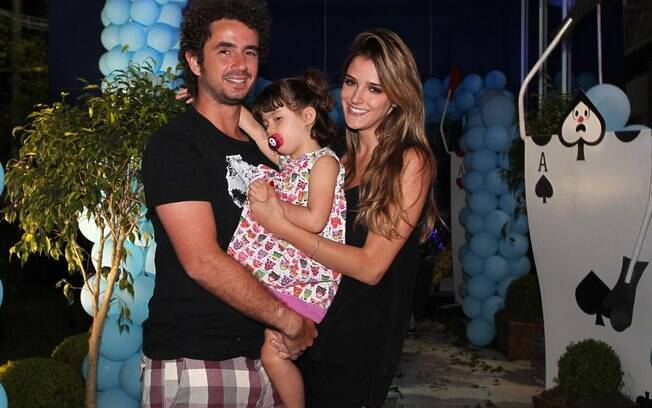 Felipe Andreoli e a mulher, Rafa Brites, aproveitaram a festinha com a sobrinha Miranda