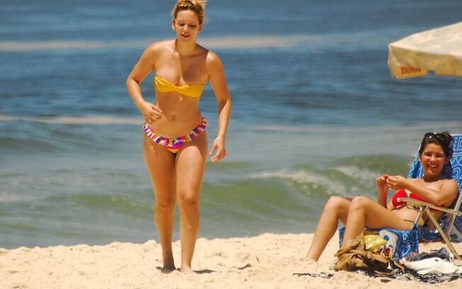 Banhistas aproveitam forte calor na praia de Ipanema, no Rio de Janeiro (16/12/2013)