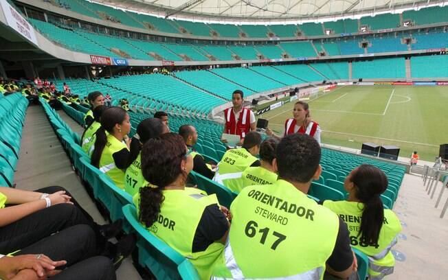 Orientadores da torcida recebem instruções antes da chegada de torcedores de Bahia e Vitória