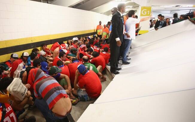 Torcedores do Chile invadiram o setor de imprensa do estádio do Maracanã antes do jogo contra a Espanha