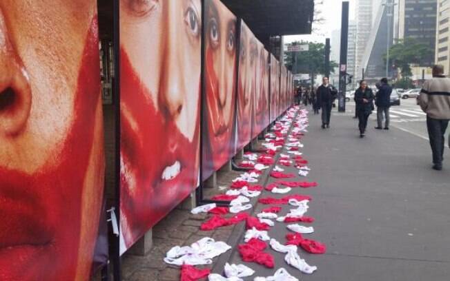 ONG Rio da Paz organiza manifestação contra a cultura do estupro com fotografias e calcinhas no vão livre do Masp