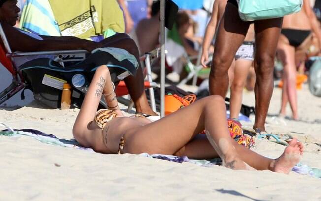 Yasmin Brunet curte sol na praia de Ipanema, no Rio