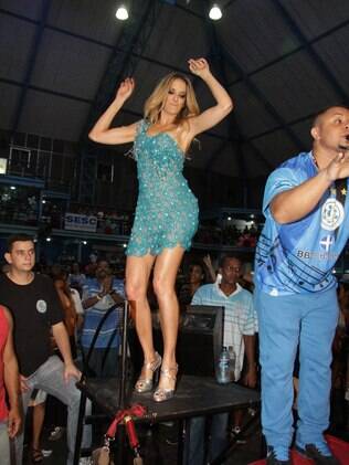 Ticiane Pinheiro é musa da Vila Isabel