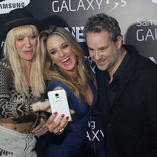 Ticiane Pinheiro tirou uma 'selfie' ao lado de Dan Stulbach e uma das integrantes do grupo Nervo