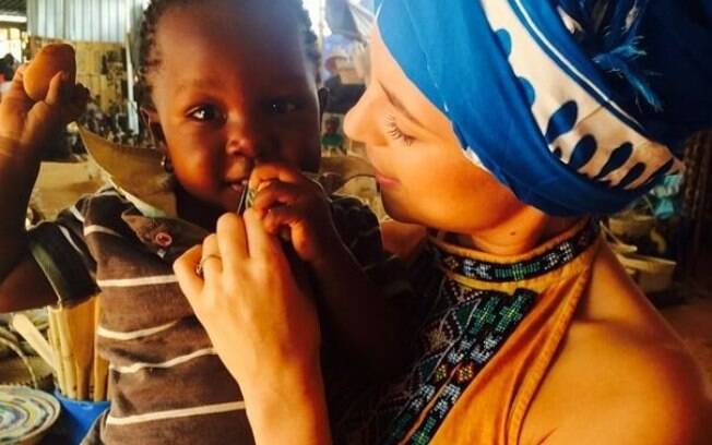 A atriz se diverte com crianças em Angola