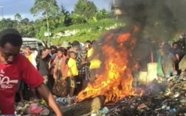 Caça às bruxas: em 2013, na Papua Nova Guiné, mulher foi torturada e queimada viva perante centenas de espectadores sob acusação de bruxaria. Foto: Reprodução/Youtube