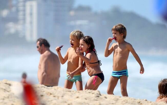 Fernanda Lima exibe corpão em dia de praia com o marido, Rodrigo Hilbert, e os filhos, João e Francisco, no Rio