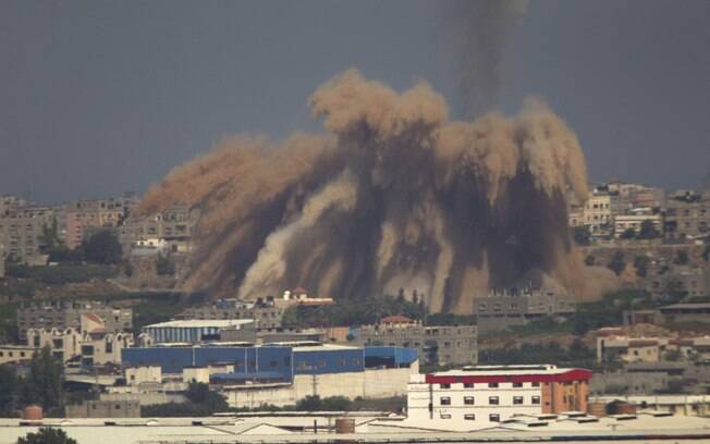 Fumaça e destroços sobem depois de 
ataque aéreo de Israel na Faixa de Gaza (9/7)