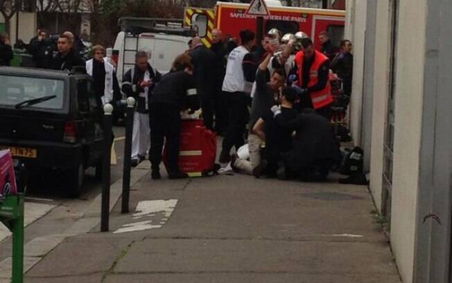  Ataque deixa ao menos 12 mortos em sede de revista satírica em Paris. (07/01)