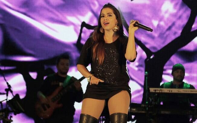 Anitta está na estrada trabalhando a música 
