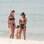 Giovanna Antonelli adota a tendência das hot pants para ir à praia com as filhas na manhã desta terça-feira (18/9). Foto: AgNews