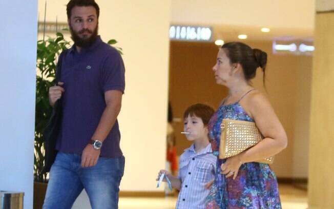 Rodrigo Lombardi passeia em shopping com a mulher, Betty Baumgarten, e o filho, Rafael, de cinco anos