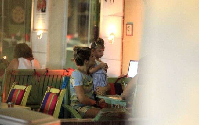 Grazi Massafera e Sofia se encontraram com um grupo de amigas da atriz em um restaurante na zona Sul carioca