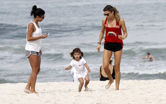 Grazi Massafera aproveitou a manhã desta segunda-feira (23) na praia, com a filha Alice e a amiga Ana Lima