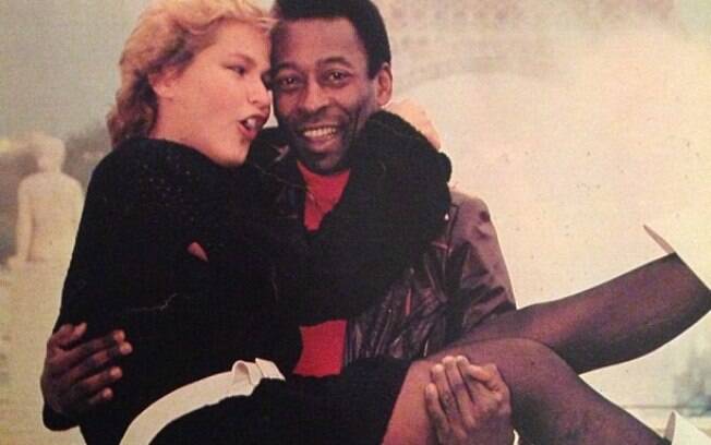Luiza Brunet revirou seu arquivo de fotos e achou uma imagem de Xuxa no colo do ex-namorado Pelé