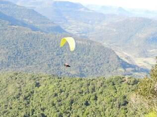 A partir do Ninho das Águias, em Nova Petrópolis, a bela vista pode ser admirada num voo de saltar de paraquedas ou paraglider