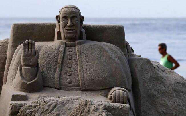 Ângulo diferente da escultura do papa Francisco feita na praia de Copacabana, no Rio de Janeiro.