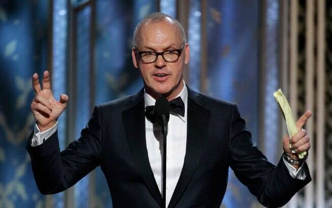 Michael Keaton agradece o prêmio de melhor ator de comédia por 'Birdman'. Foto: AP