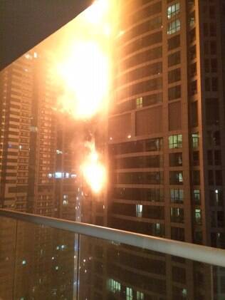 Fogo se alastra por torre de um dos prédios mais altos do mundo em Abu Dhabi