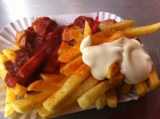 Salsicha com especiarias e batatas fritas: a comida de rua dos berlinenses