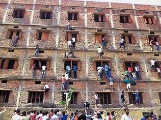 Indianos escalam prédio escolar para passar cola para estudantes na cidade de Hajipur