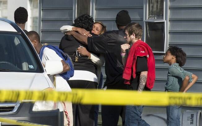 Espectadores se reúnem fora da casa onde a polícia diz que sete crianças e um adulto foram encontrados mortos em Maryland, EUA (6/04)