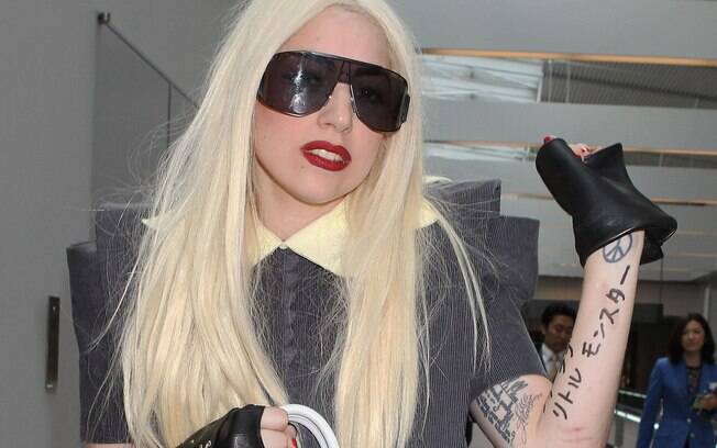 Até no aeroporto Lady Gaga não deixa os looks chamativos de lado, em 2010 Até no aeroporto Lady Gaga não deixa os looks chamativos de lado, em 2010