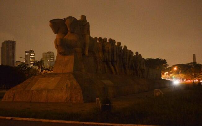 Monumento às Bandeiras, em São Paulo, apaga suas luzes na Hora do Planeta