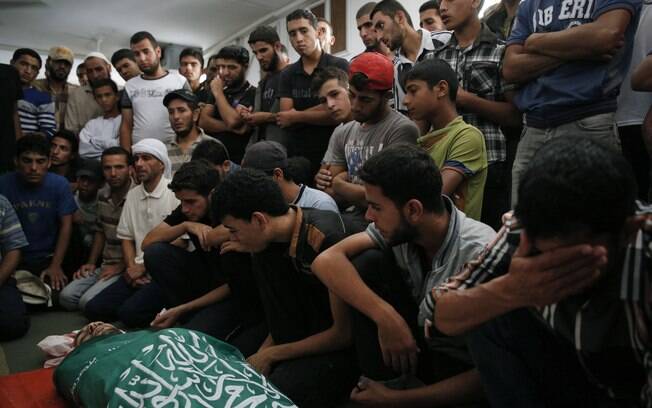 Palestinos se reúnem em mesquita ao redor de corpo de homem morto por ataque aéreo de Israel (14/7)