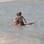 Giovanna Antonelli ajudou o filho Pietro com a prancha de surfe. Foto: Photo Rio News
