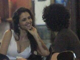 Eriberto Leão curte noite sem aliança e trocando carinhos com morena