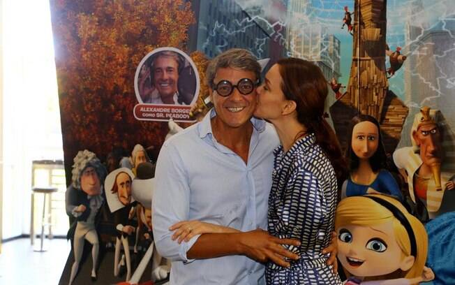 Alexandre Borges ganha beijo da mulher