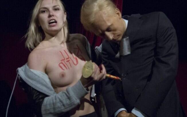 05 de Junho - Militante enfia estaca em boneco de cera de Vladimir Putin no Museu Grévin, em Paris. Ato simbolizou o assassinato do premiê russo, chamado pelo grupo de sugador de sangue do Kremlin . Foto: Femen/Divulgação