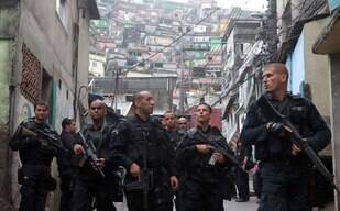 Equipe do Bope é recebida a tiros na favela da Rocinha, no Rio de Janeiro