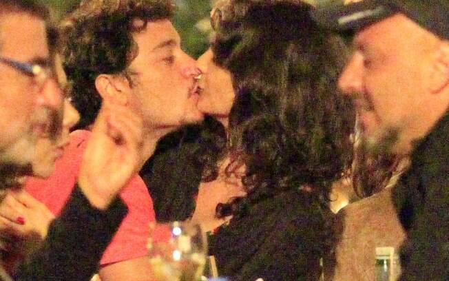 Helena Ranaldi foi fotografada aos beijos com o namorado, Allan Souza Lima, na noite dessa quarta (23)