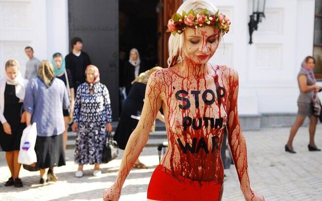16 de Outubro - Intervenção com banho de tinta vermelha simbolizando ucranianos mortos devido à intervenção da Rússia no país foi realizada em uma praça de Milão. Foto: Femen/Divulgação