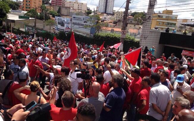 Ao menos 150 militantes e sindicalistas estão na vigília em frente ao edifício do ex-presidente, em São Bernardo do Campo, na 