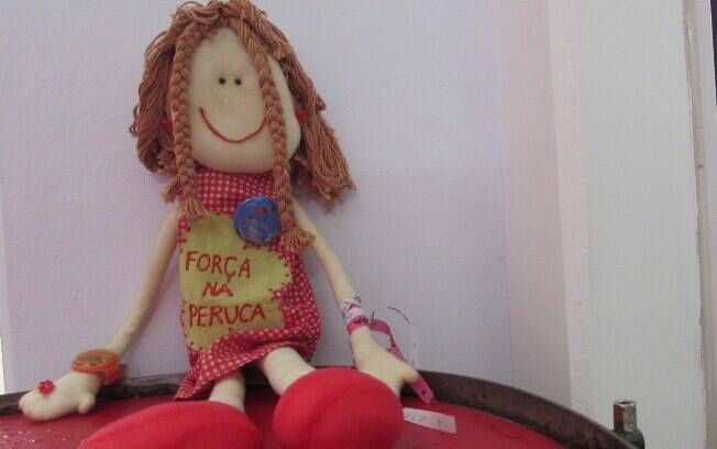 A boneca também veste a camisa do Força