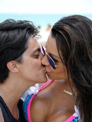 Thammy Miranda e Andressa Ferreira se beijam para a câmera do paparazzo