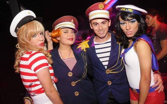 Tágide Peres e o sócio Rick Hudson entre drag queens, diversão que virou negócio