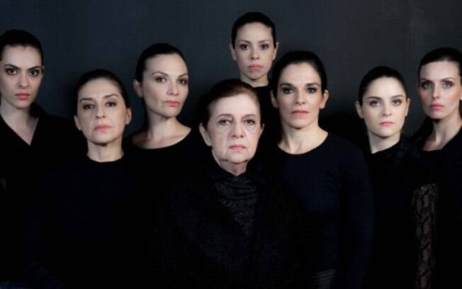 Walderez de Barros (ao centro) com o elenco de 'A Casa de Bernarda Alba'