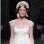 Detalhe da fita colorida na cintura e mangas de renda deixam o vestido mais despojado. De Victorio y Luchinno. Foto: Divulgação/Barcelona Bridal Week