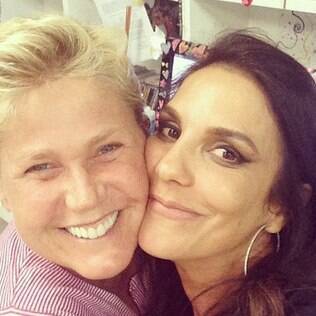 Xuxa completa 51 anos e recebe visita surpresa de Ivete Sangalo