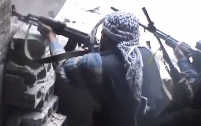 Reprodução de vídeo mostra militantes do Exército Livre da Síria durante combates em Damasco (25/03)