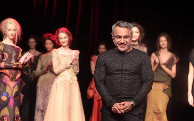 No fim do desfile no SPFW, Lino Villaventura recebe os aplausos da plateia