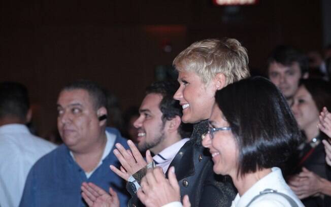 Xuxa prestigia estreia de Junno Andrade no teatro em São Paulo