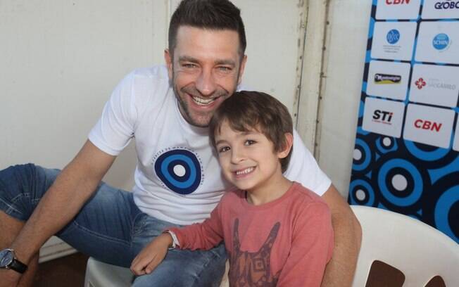 O ator Alexandre Barros com o filho, Lorenzo