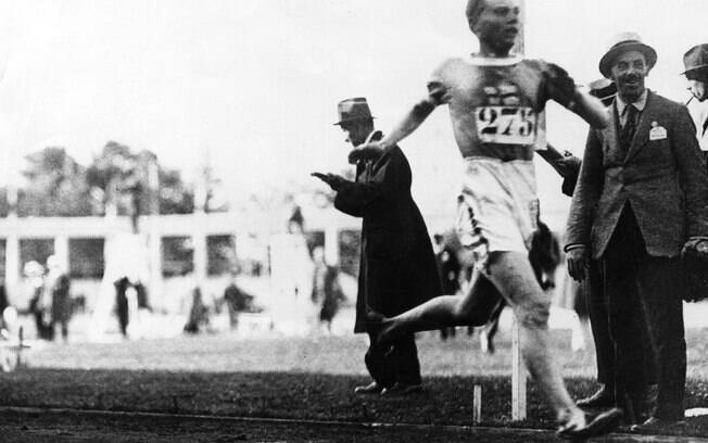 Finlandês Paavo Nurmi vence a prova dos 10.000m