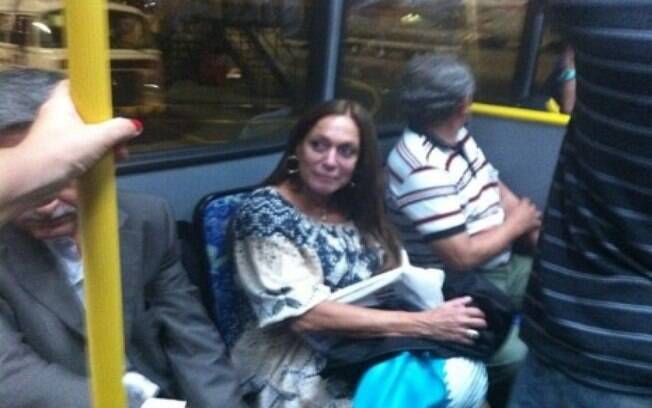 Pegam transporte coletivo: Susana Vieira dentro do ônibus que faz o trajeto interno no aeroporto