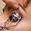 Deixe os olhos bem relaxados, prenda todos os cílios e segure por alguns segundos. Foto: Fernando Genaro/ Fotoarena